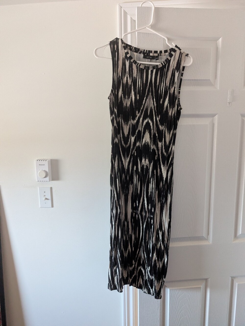 Sleeveless Black and White Patterned Maxi Dress